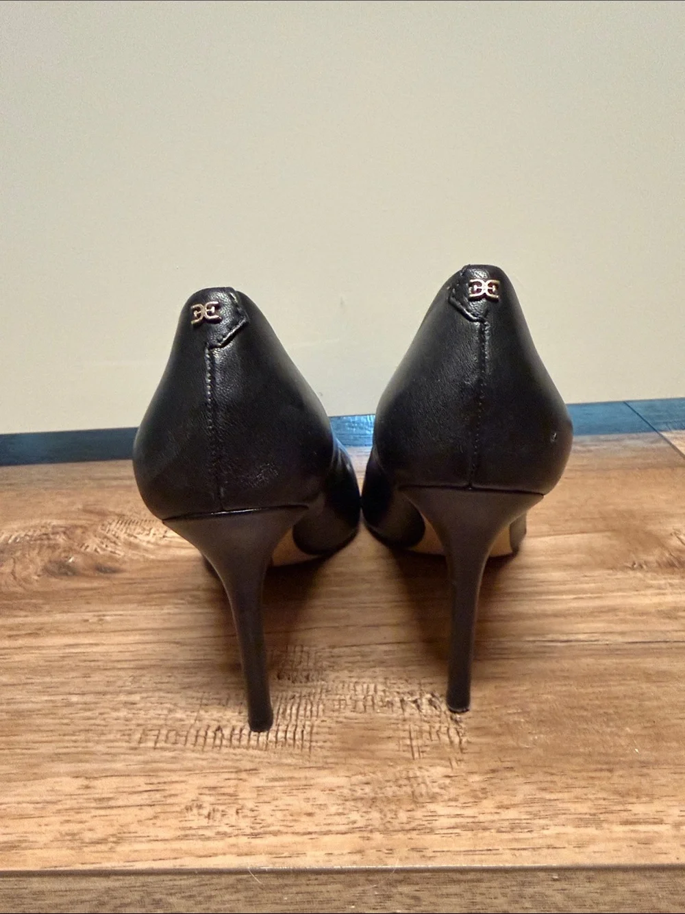 Jessica Simpson Black Pointed Toe Leather Pumps